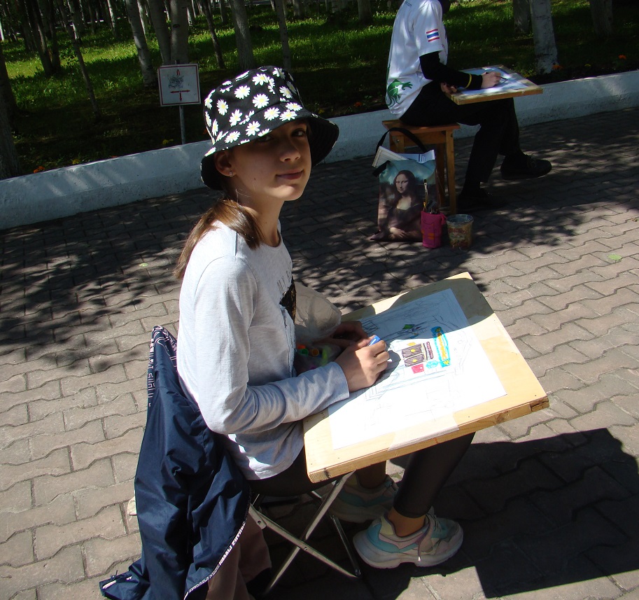 Воспитанник лагеря рисует здание ДШИ №1