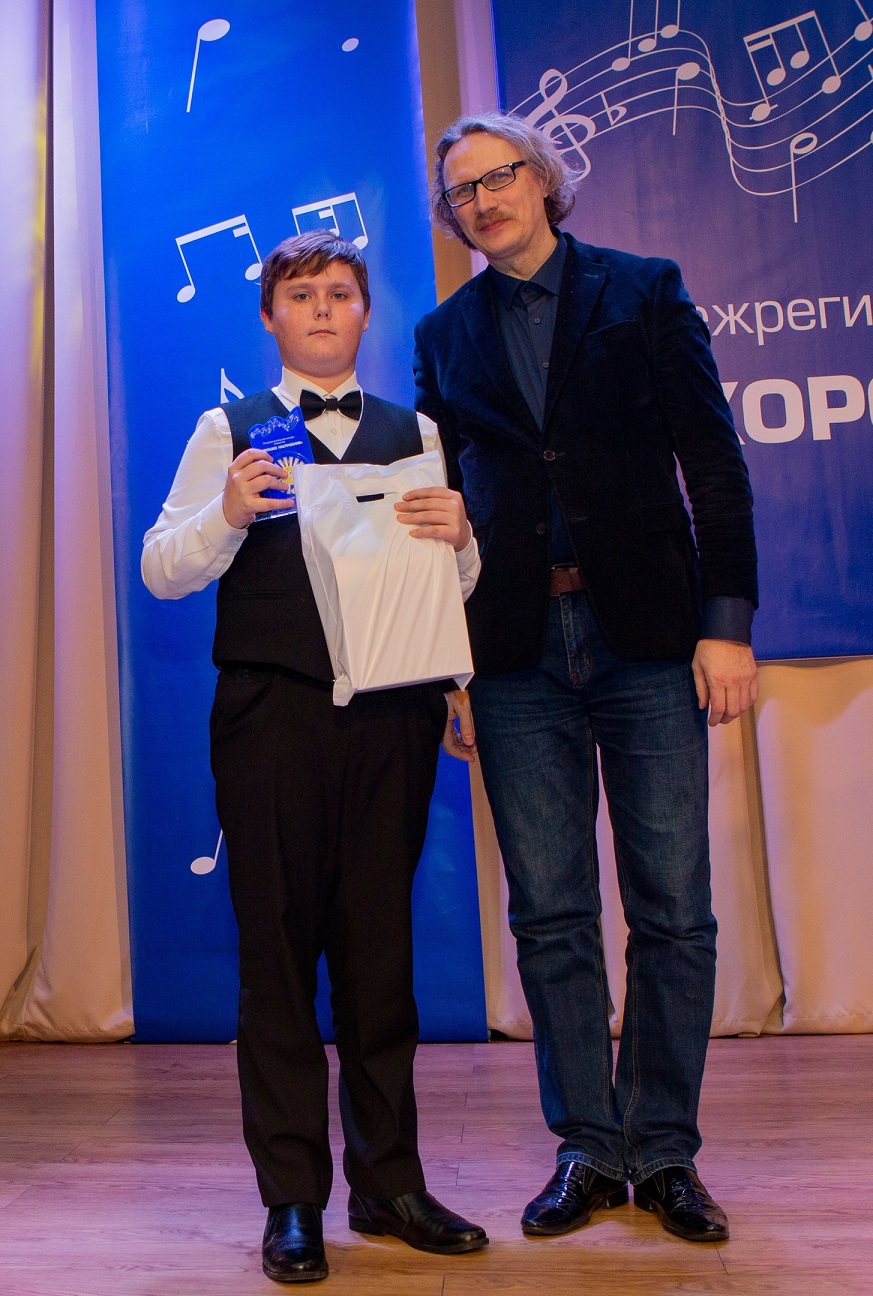 На фото: Молчанов Георгий (слева) на награждении