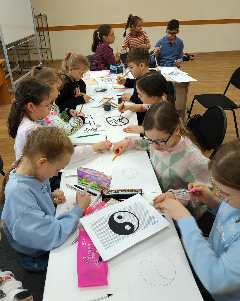 На фото: Воспитанники лагеря на мастер-классе по китайской живописи