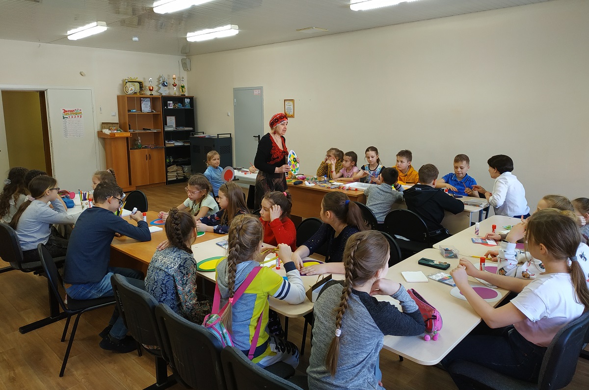 На фото: Воспитанники лагеря на мастер-классе "Пасхальное яйцо"