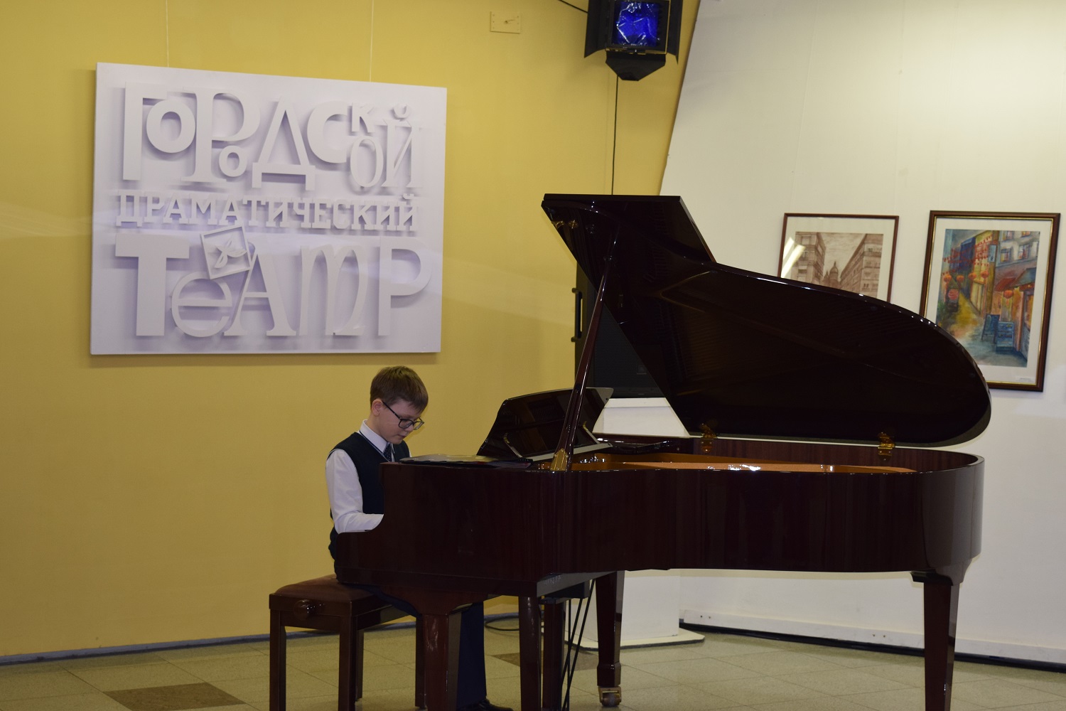 На фото: Ращупкин Кирилл за фортепиано