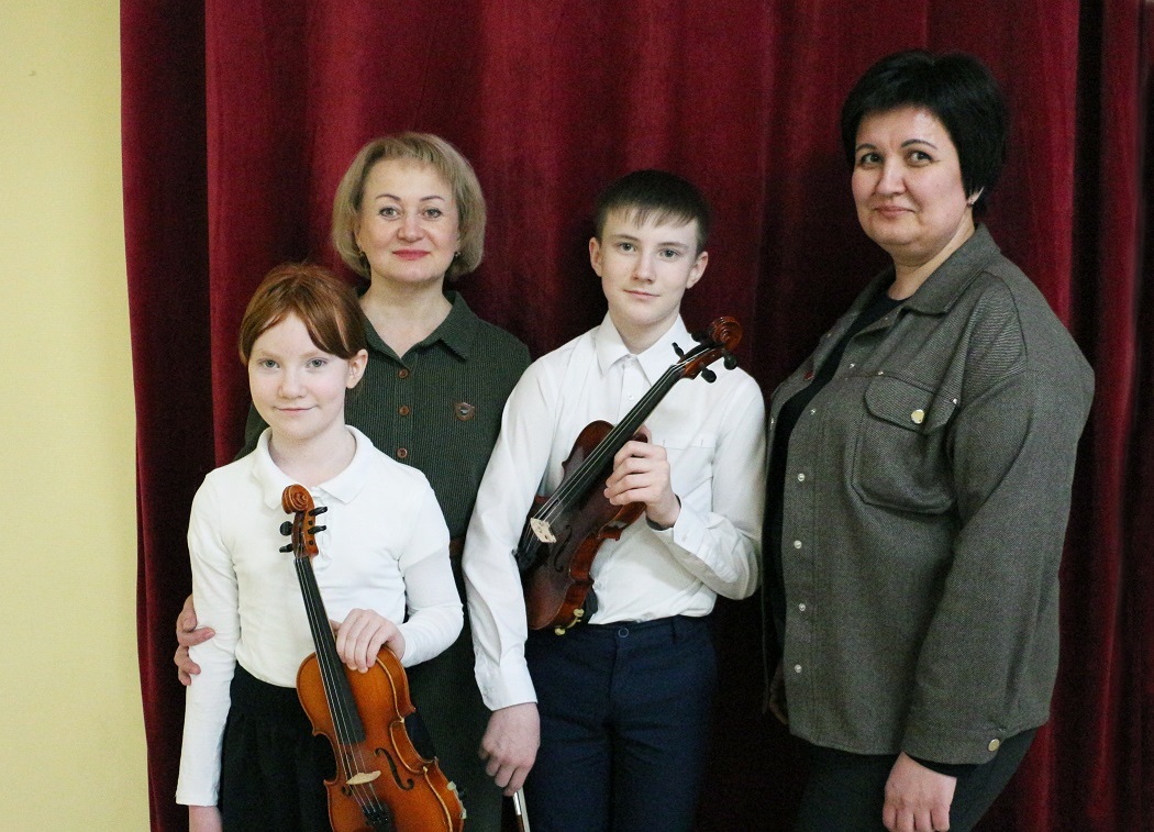 На фото (слева направо): Родина Екатерина, Портнягина С.Н., Родин Александр и Иваненкова Г.Я.