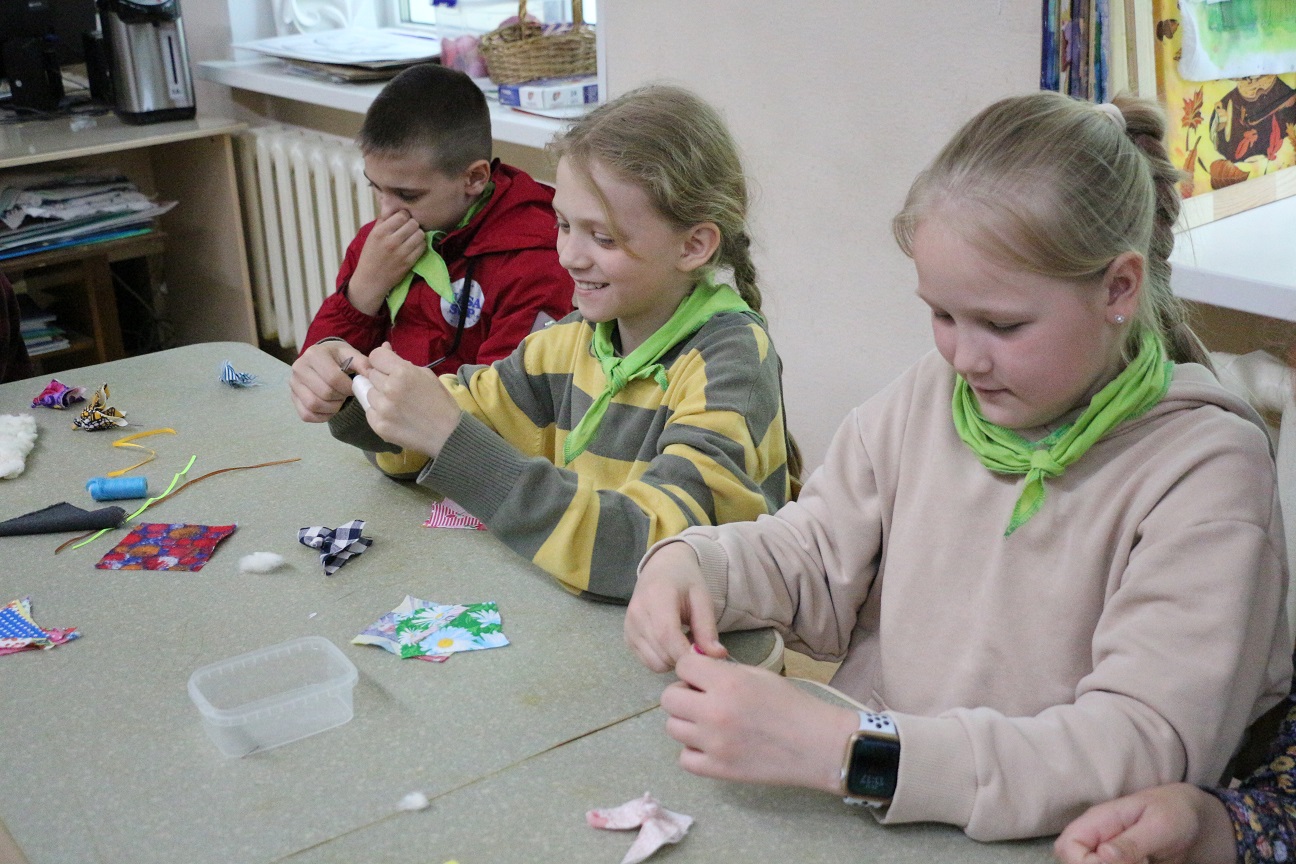 На фото: Воспитанники лагеря на мастер-классе