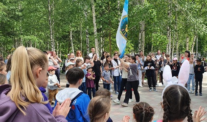 Шествие с флагом лагеря "Югорские самоцветы"