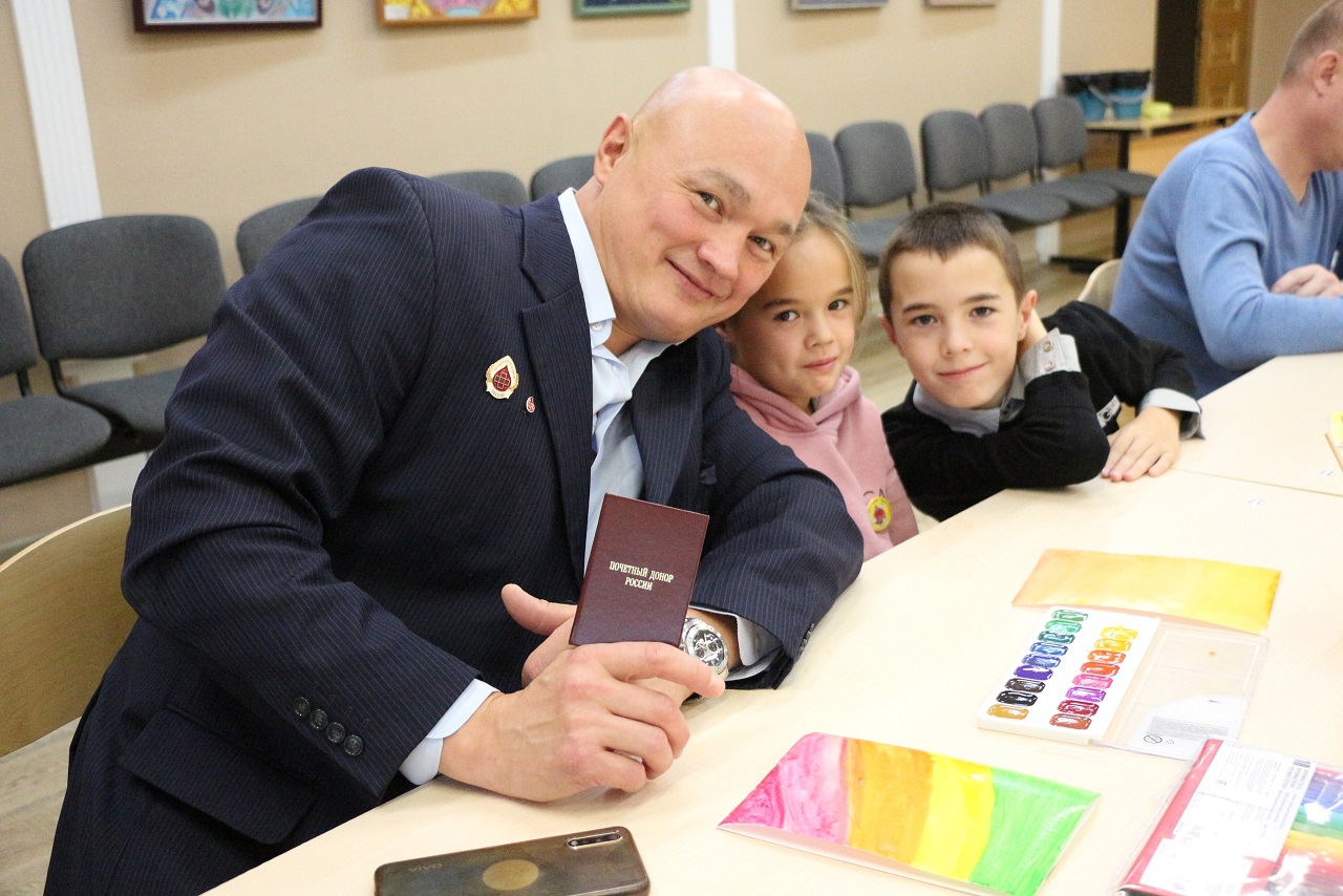 Почетный донор России Зарипов Марат с детьми