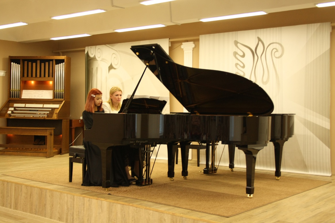 Выступление фортепианного дуэта: Портная Е. и преподаватель Майер И.А.