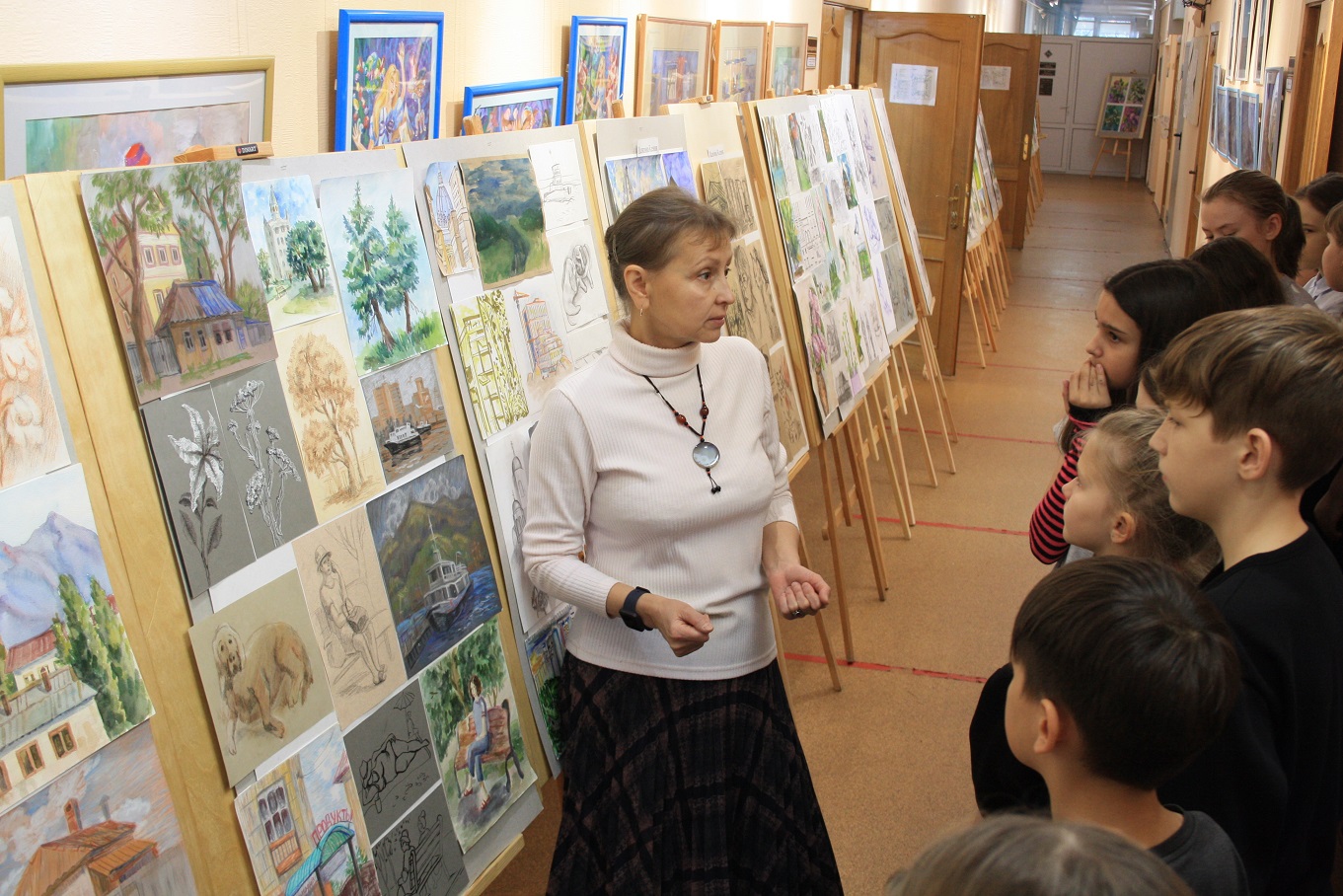 Преподаватель Ильина Н.В. рассказывает о пленэрных работах учащихся