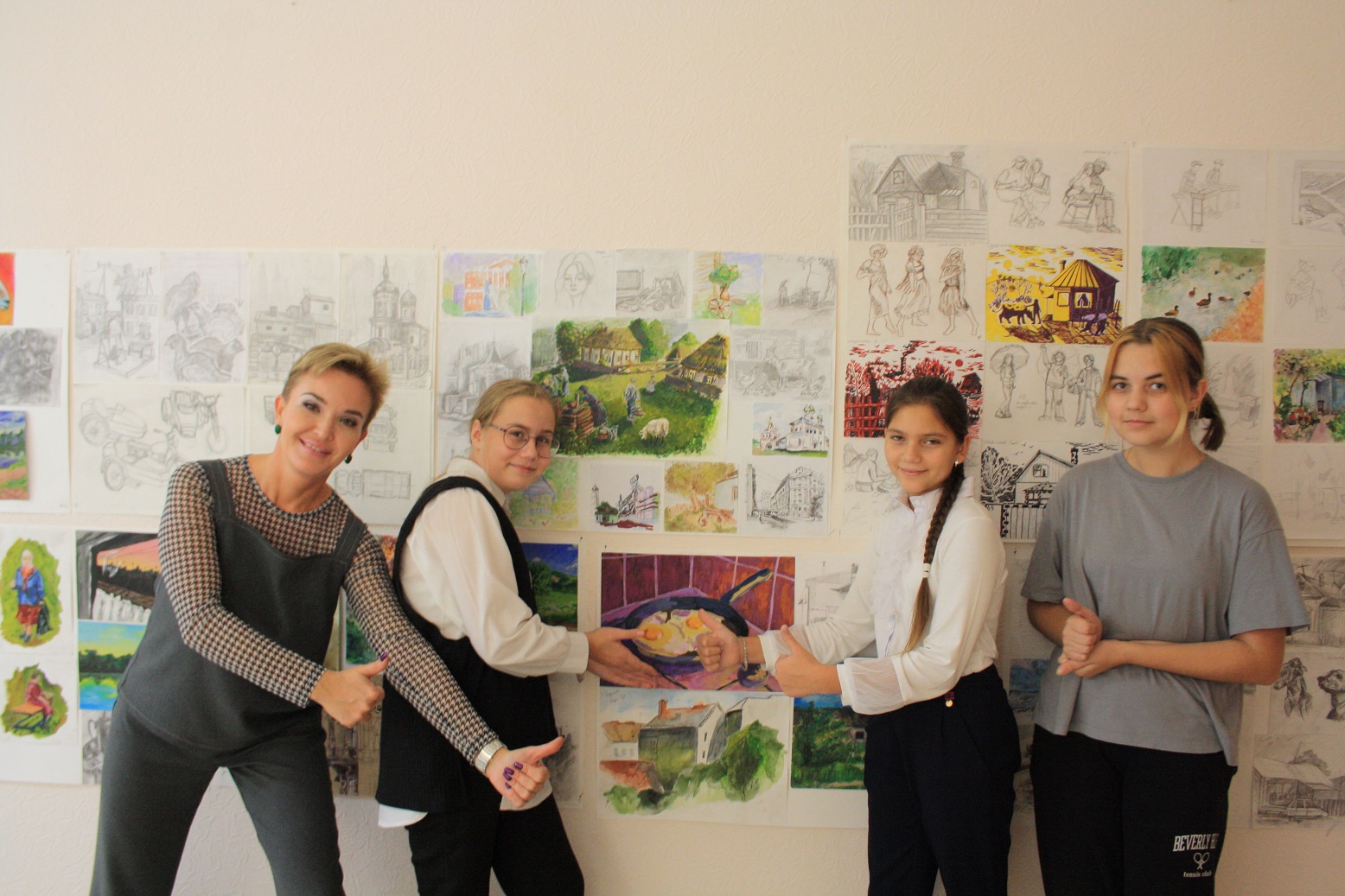 Преподаватель Медведева О.А. с ученицами и их пленэрными работами