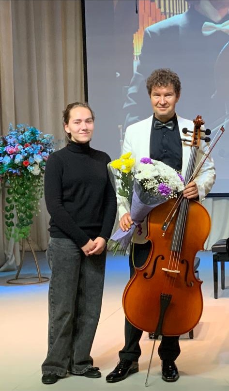 Обучающаяся Навалихина Мария (виолончель) с преподавателем К.В. Родиным