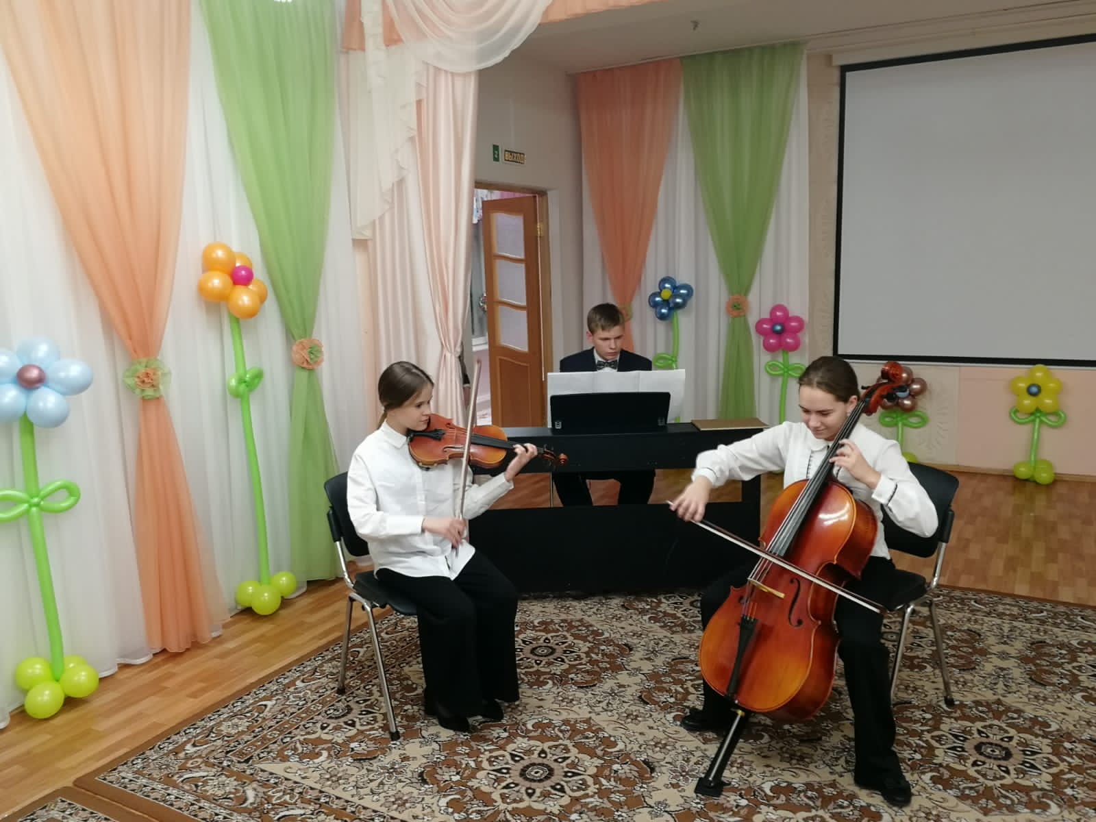 Выступление обучающихся ДШИ №1: Портянко Юлия (скрипка), Каминский Аркадий (фортепиано), Навалихина Мария (виолончель)