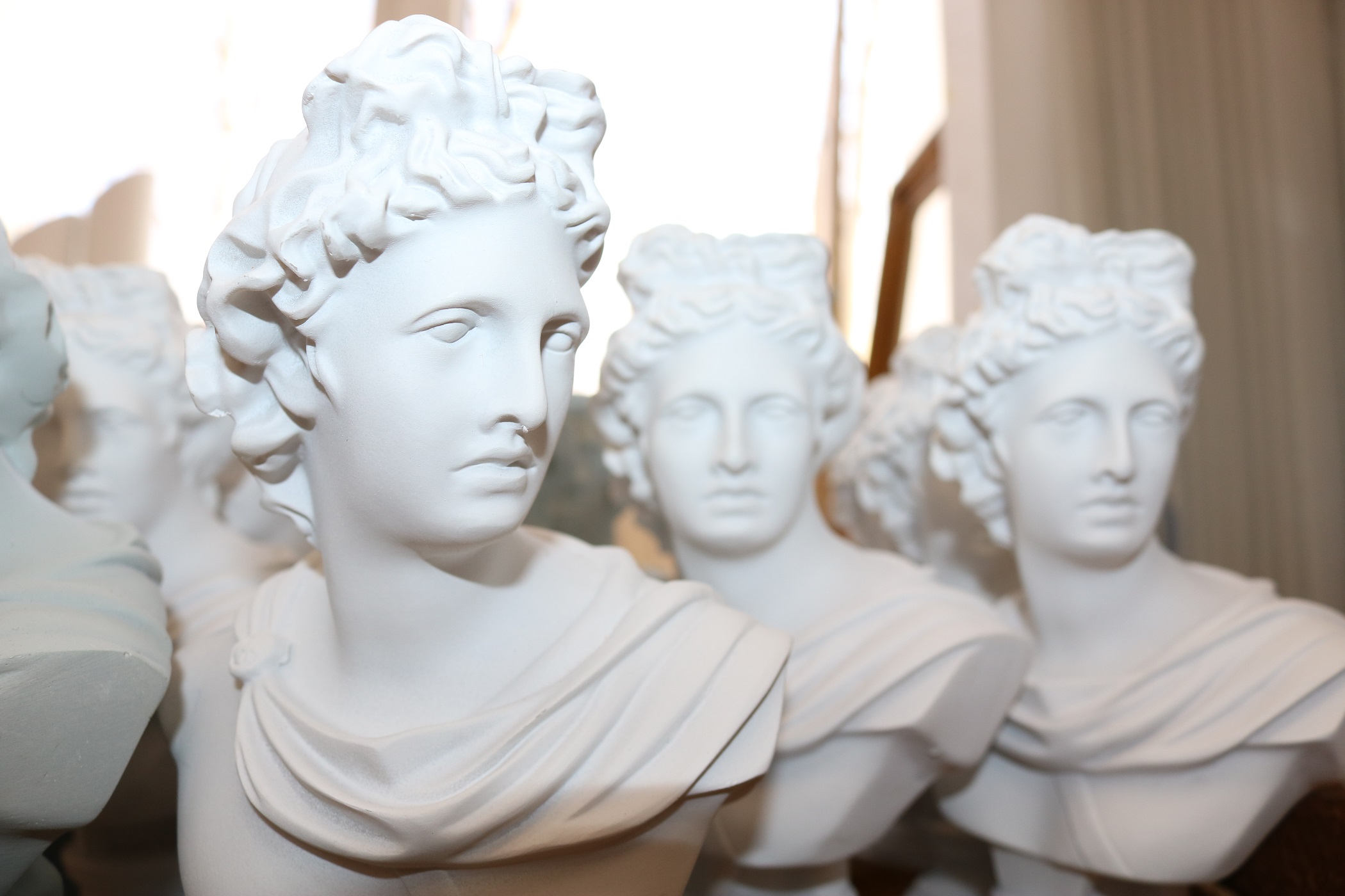 На фото: наградные статуэтки конкурса 2022 года в форме бюста Аполлона