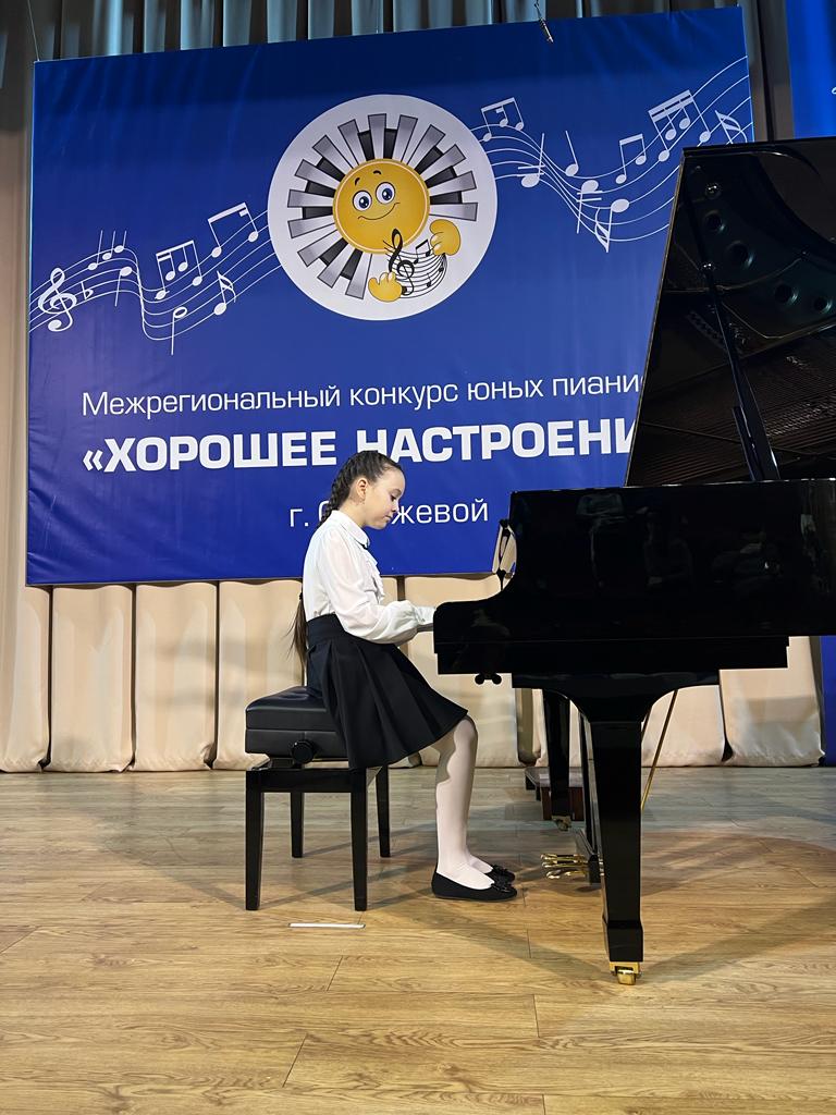 На фото: обучающаяся ДШИ №1 за фортепиано на конкурсном прослушивании