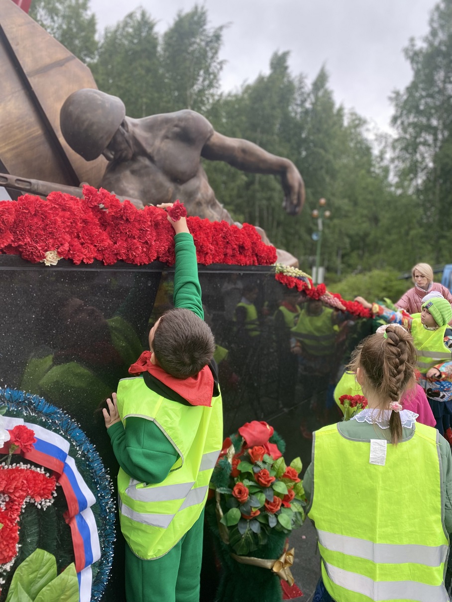 На фото: Воспитанники лагеря возлагают цветы у памятника