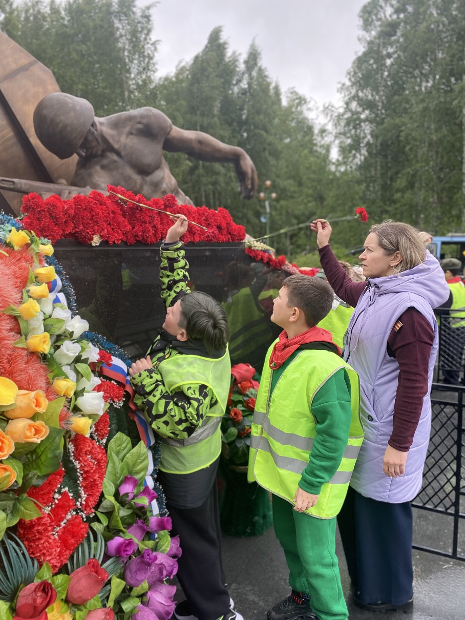 На фото: Воспитанники лагеря возлагают цветы у памятника
