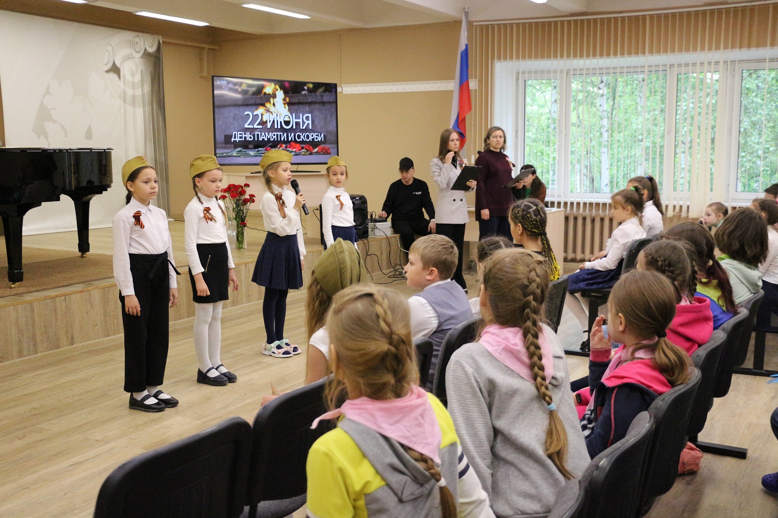 На фото: Воспитанники лагеря проводят мероприятие ко Дню памяти и скорби
