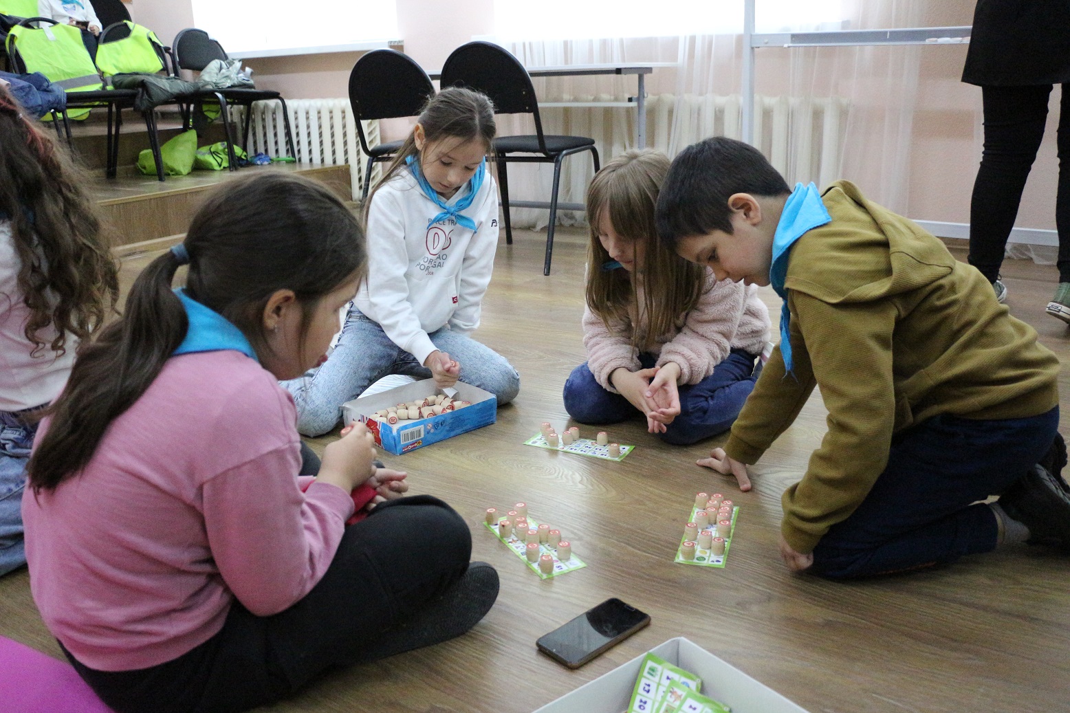 На фото: Воспитанники лагеря занимаются отрядными играми