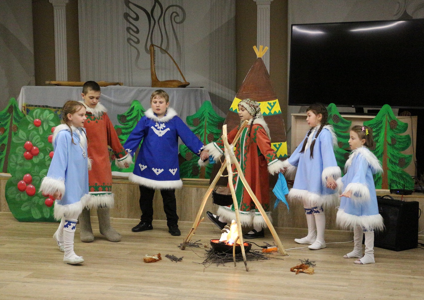 На фото: Воспитанники лагеря на премьере спектакля "Гордый олень"