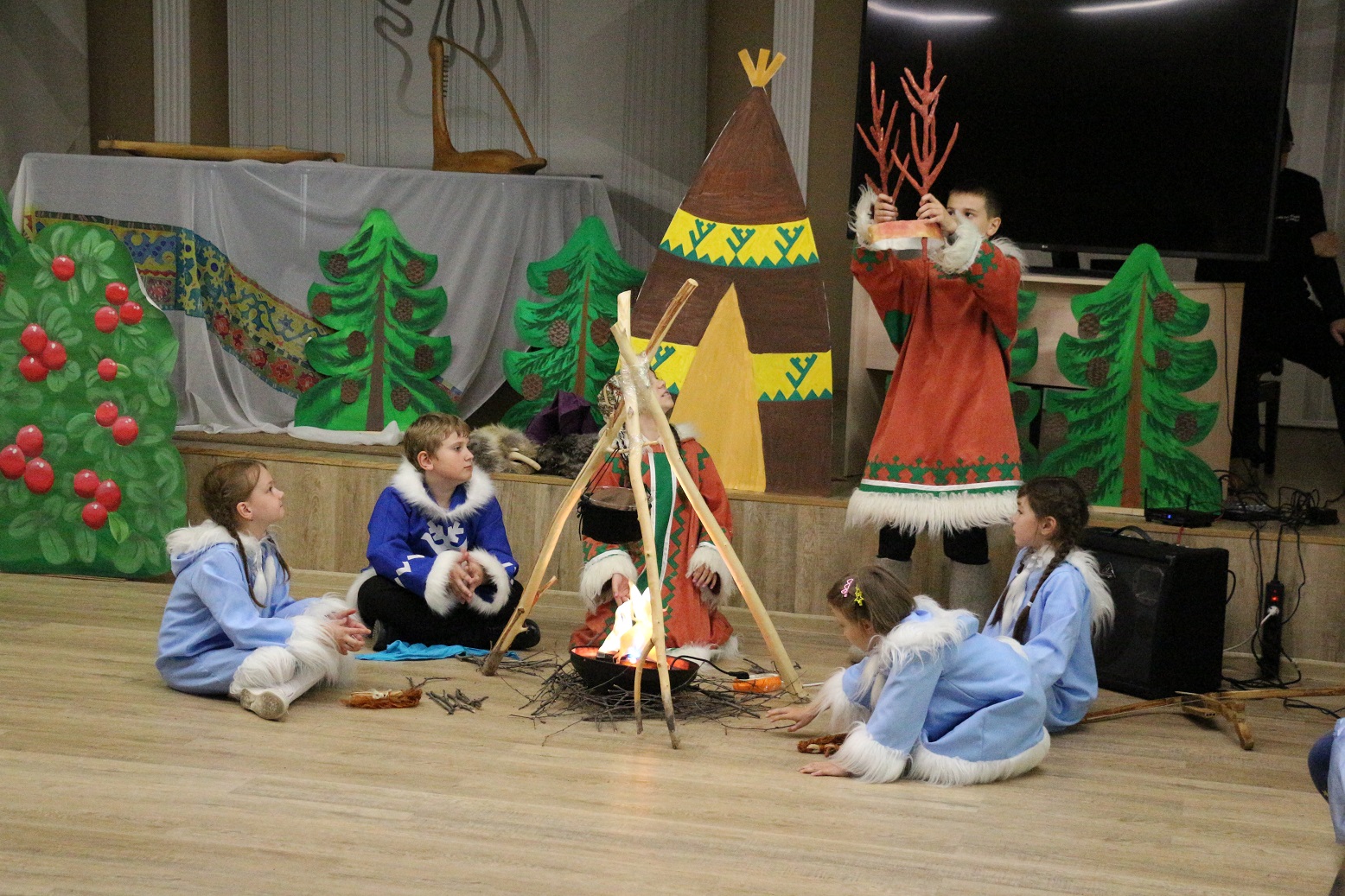 На фото: Воспитанники лагеря на премьере спектакля "Гордый олень"