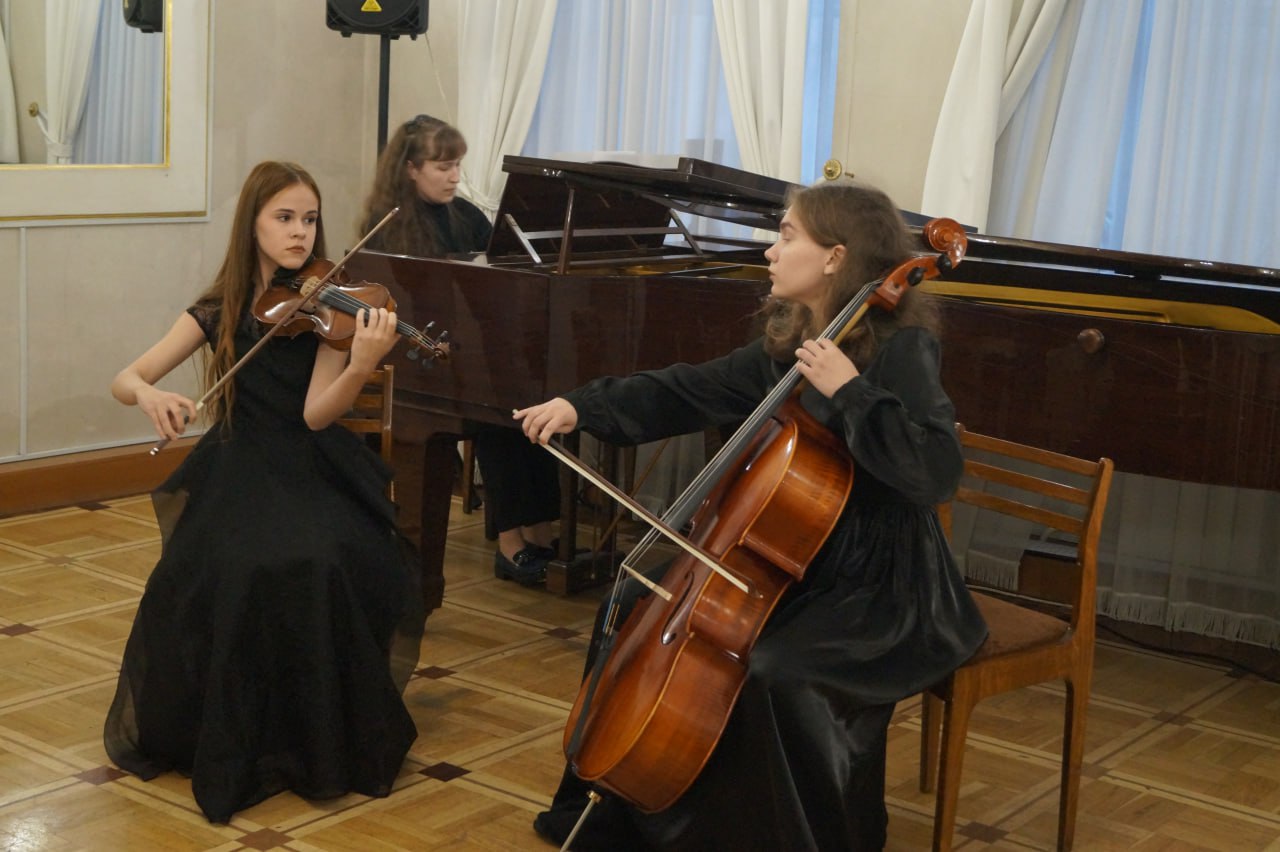 На фото: струнный ансамбль в составе Портянко Юлии (скрипка) и Навалихиной Марии (виолончель)
