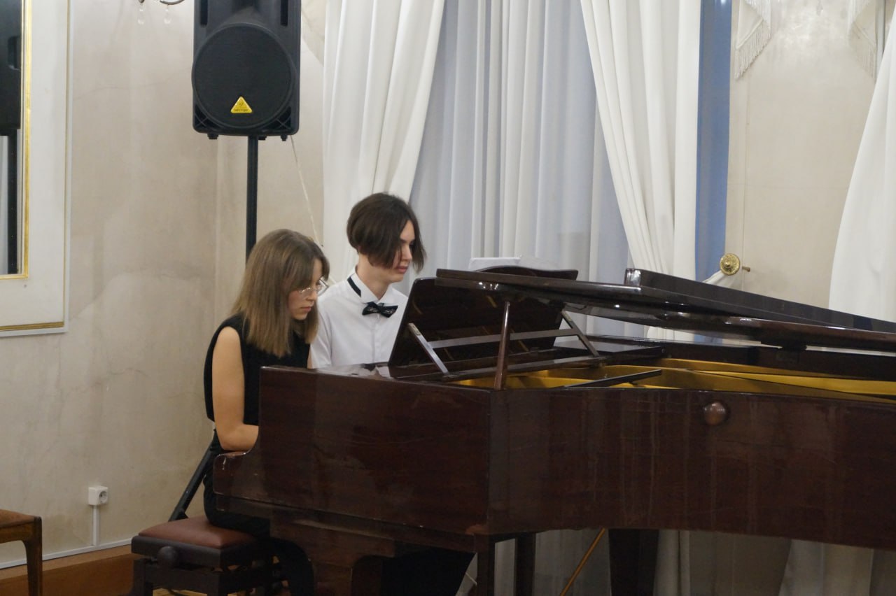На фото: фортепианный дуэт Осокиной Варвары и Кулагина Михаила