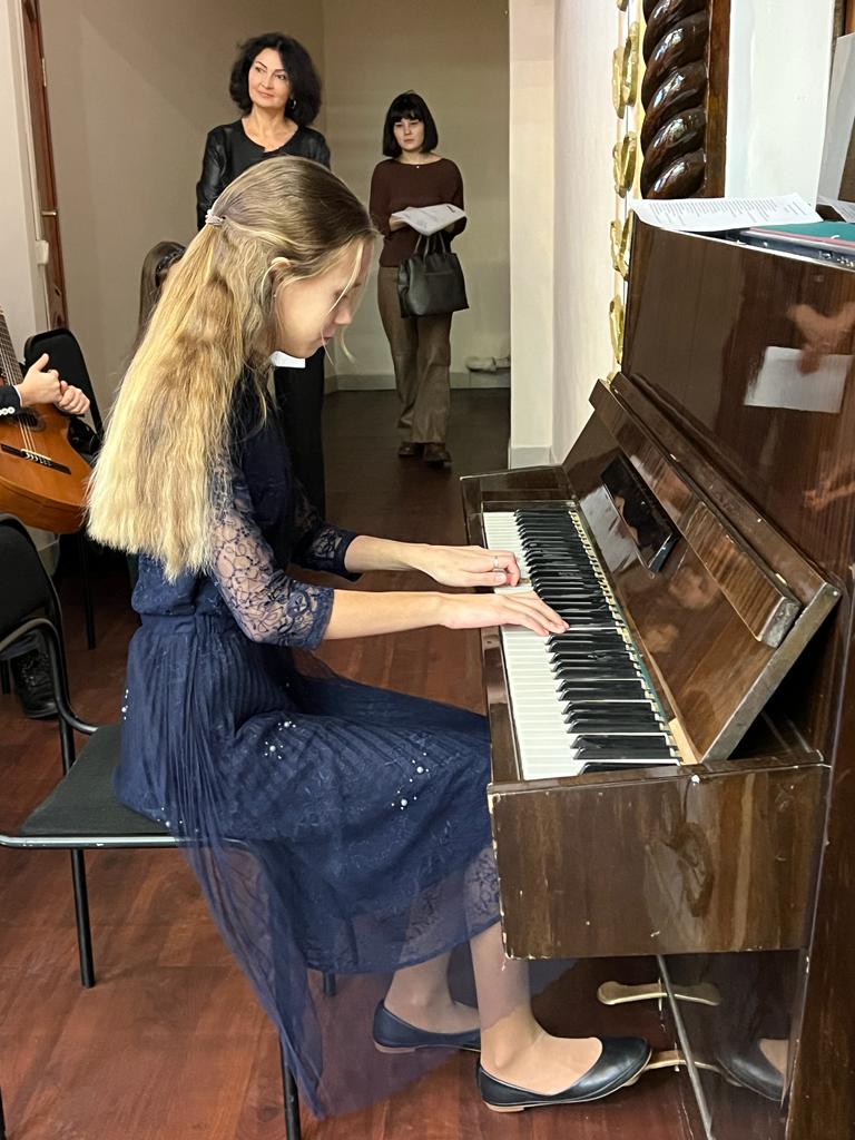 На фото: Обучающаяся ДШИ №1 по классу фортепиано Волкова Анна
