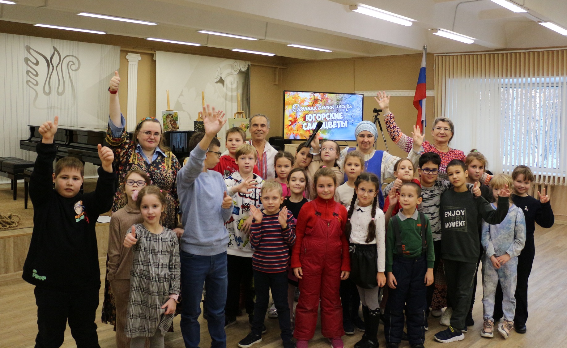 На фото: Воспитанники лагеря с активистами РАРК "Славяне Сибири"