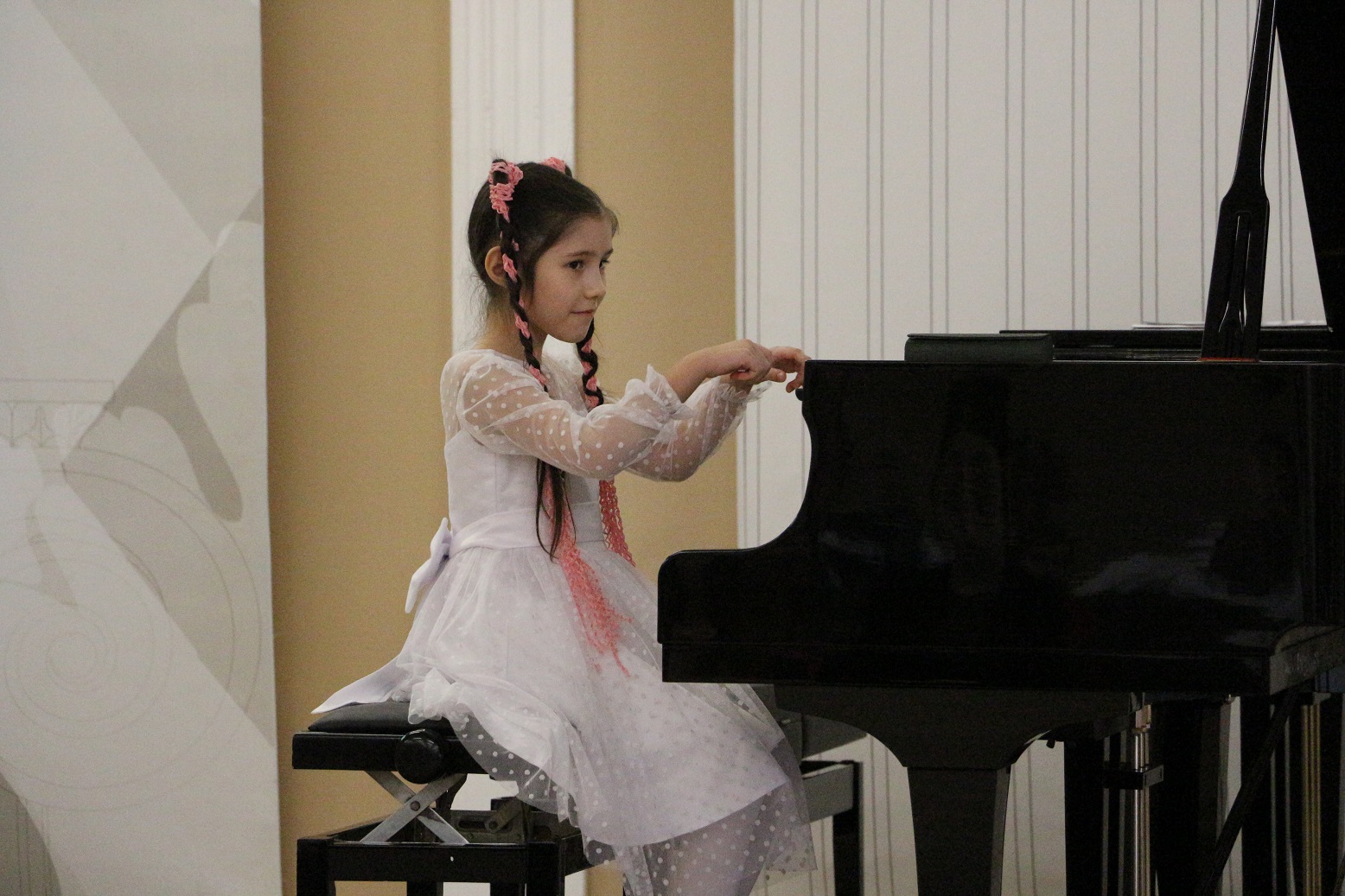 На фото: обучающаяся по классу фортепиано