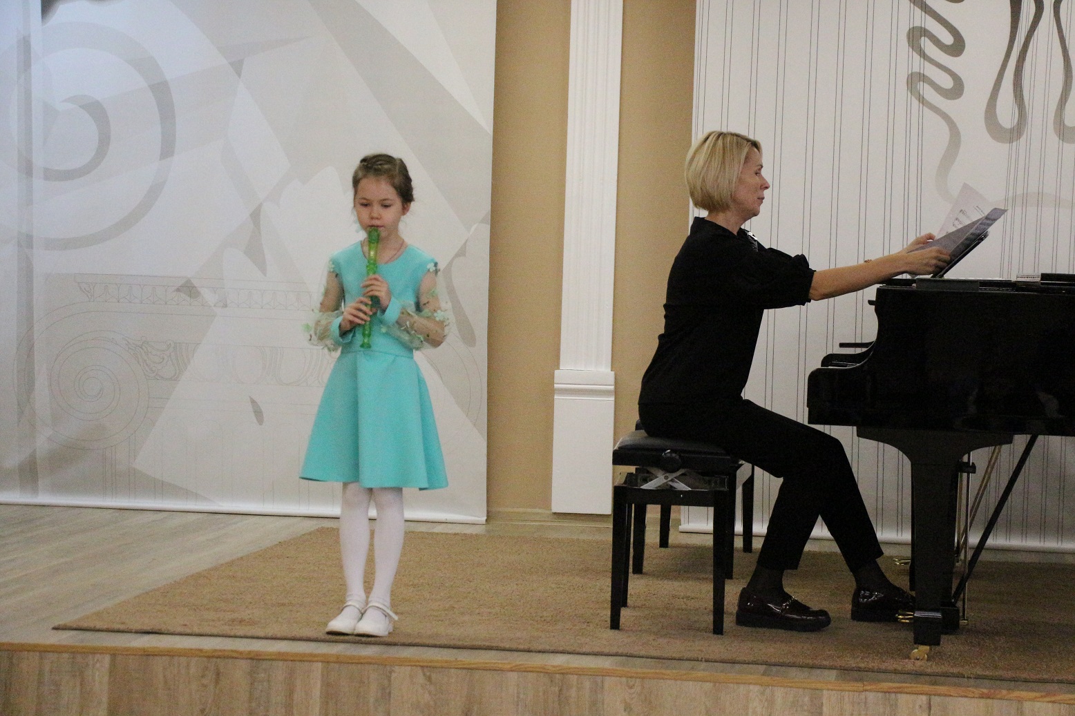На фото: обучающаяся по классу флейты, концертмейстер Волкова Е.П.