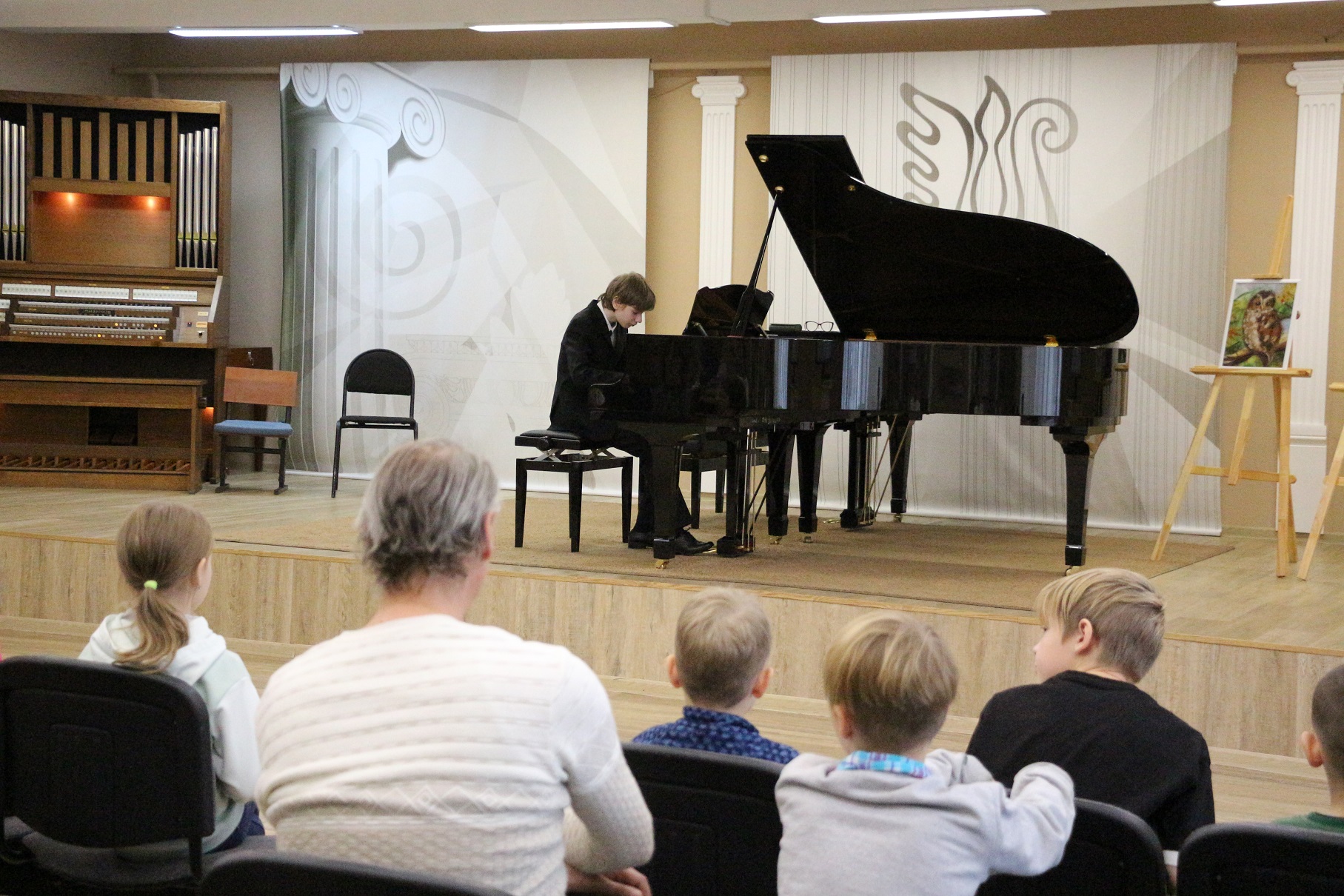 На фото: обучающийся по классу фортепиано Благодаров Богдан