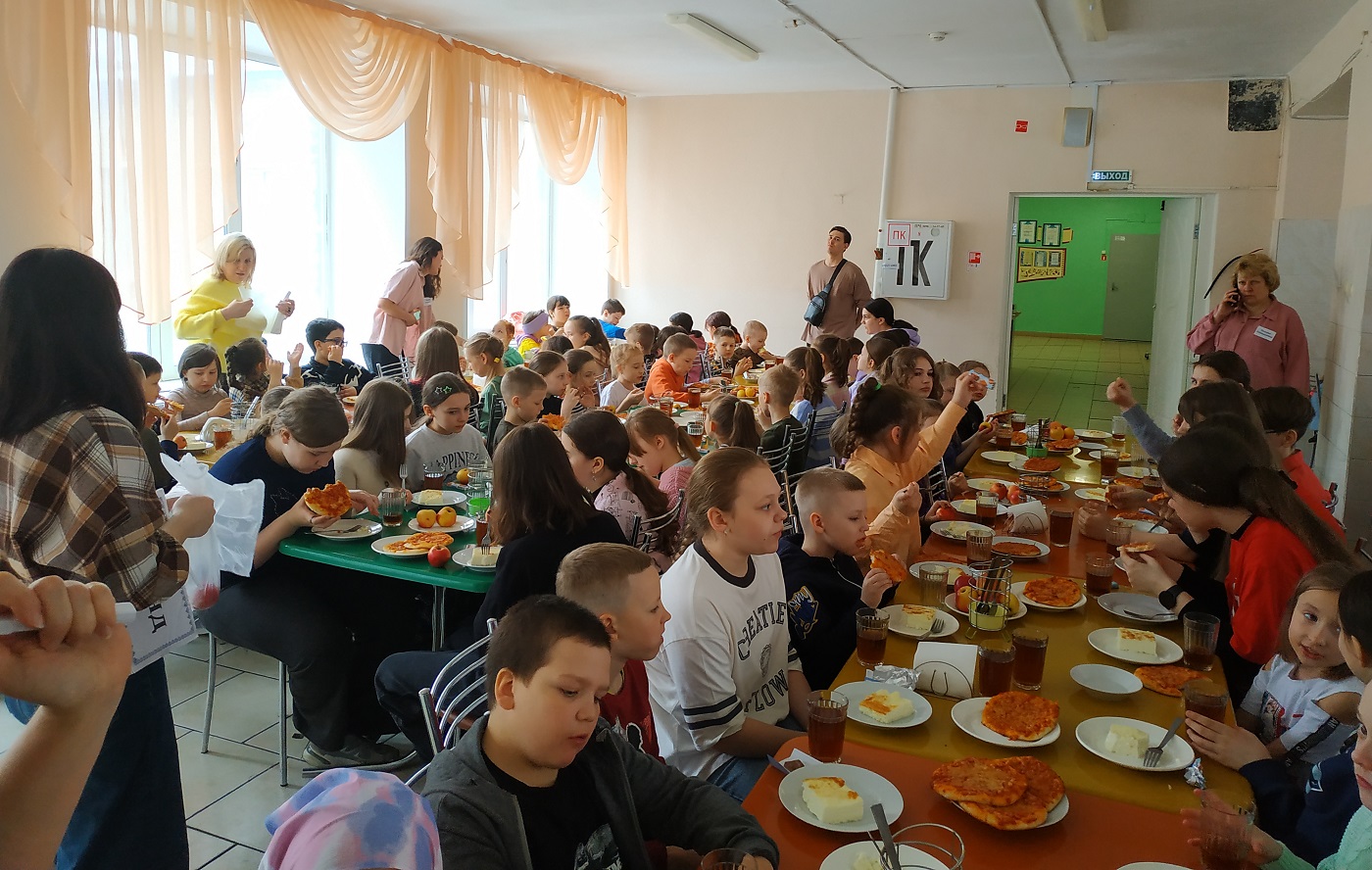 На фото: Воспитанники лагеря на завтраке