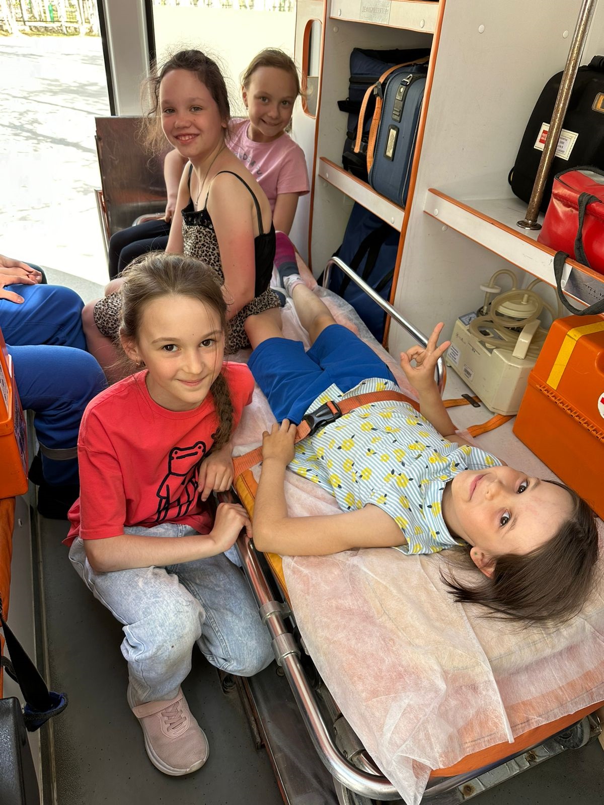 На фото: Воспитанники лагеря на экскурсии по машине скорой помощи