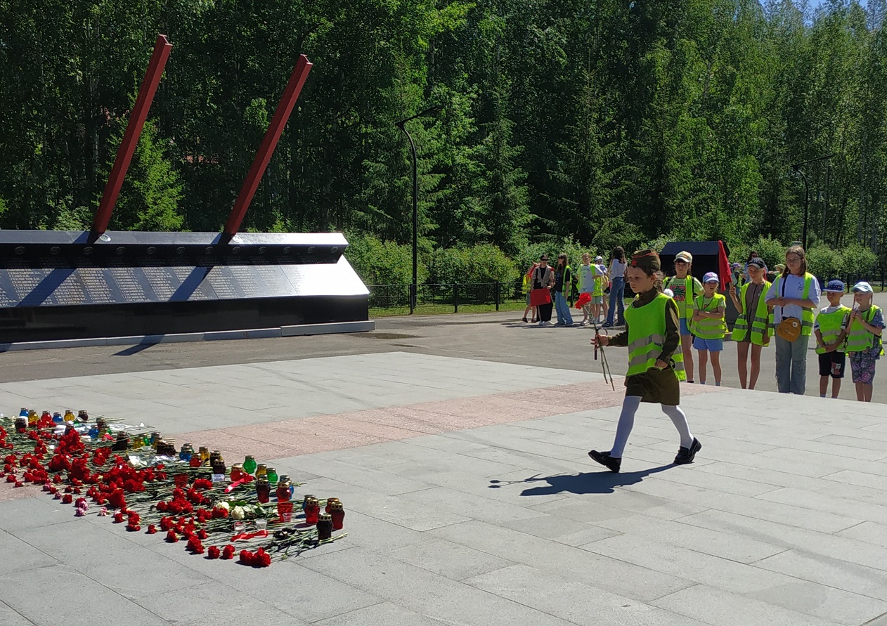 На фото: Воспитанники лагеря возлагают цветы к памятнику