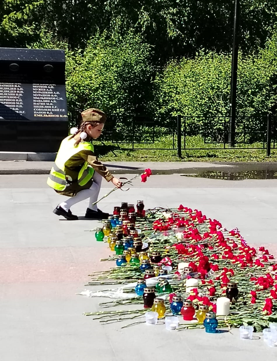 На фото: Воспитанники лагеря возлагают цветы к памятнику
