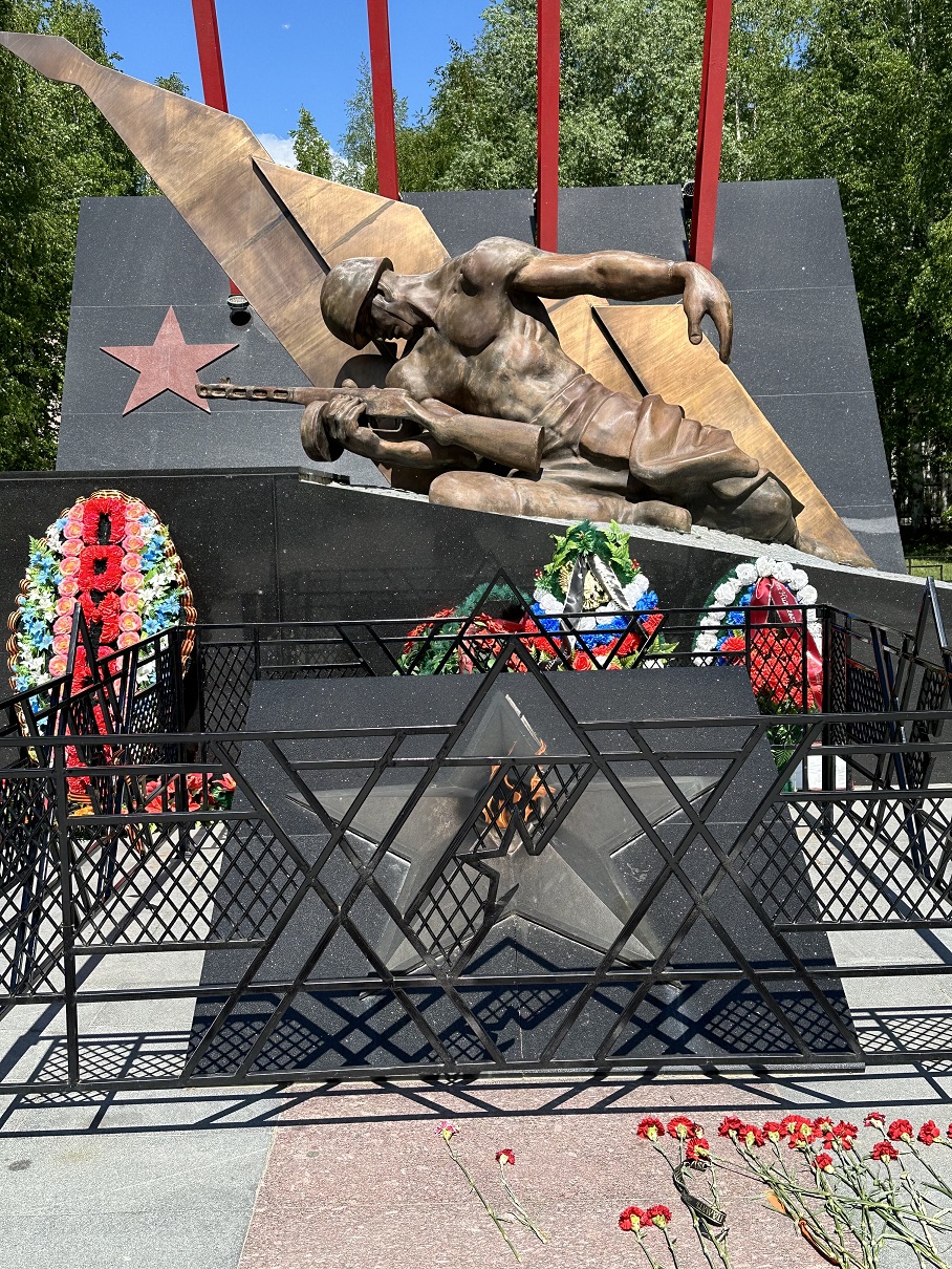 На фото: Памятник неизвестному солдату (г. Нижневартовск)