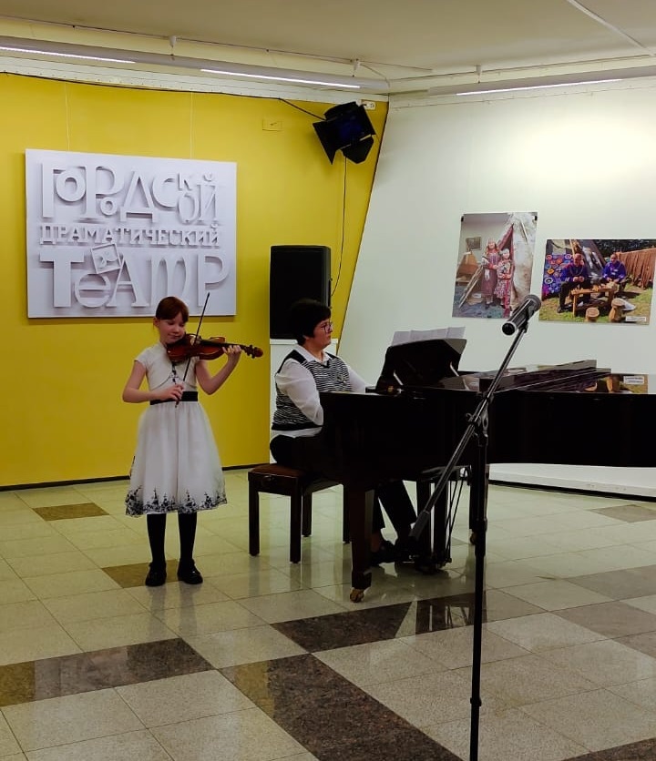 На фото: обучающаяся по классу скрипки в Драмтеатре