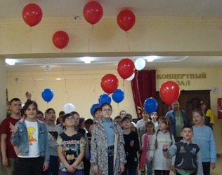 Воспитанники лагеря во флешмобе «Российский флаг!»