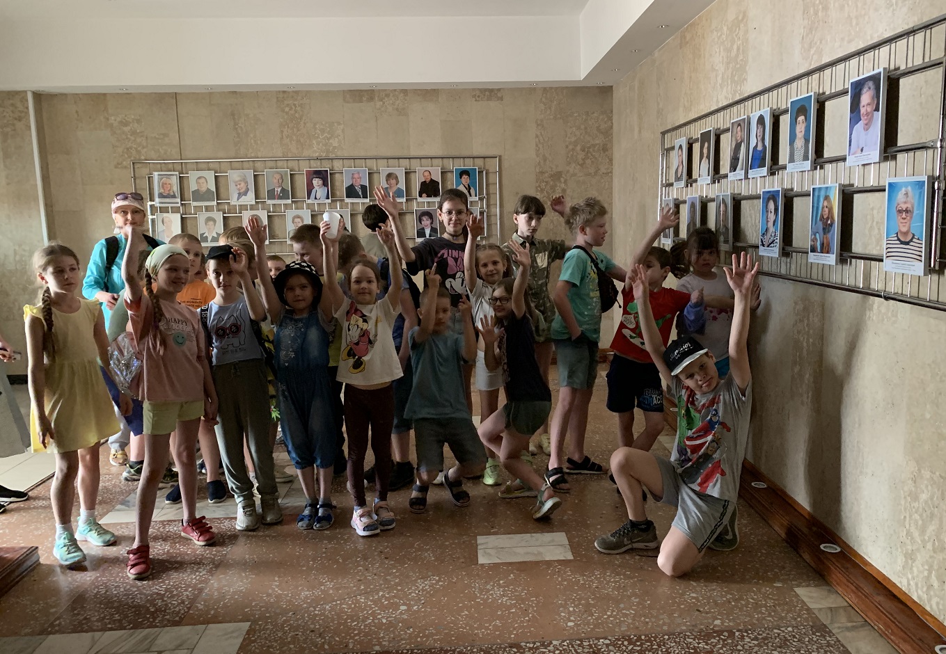 Общее фото воспитанников лагеря во Дворце искусств
