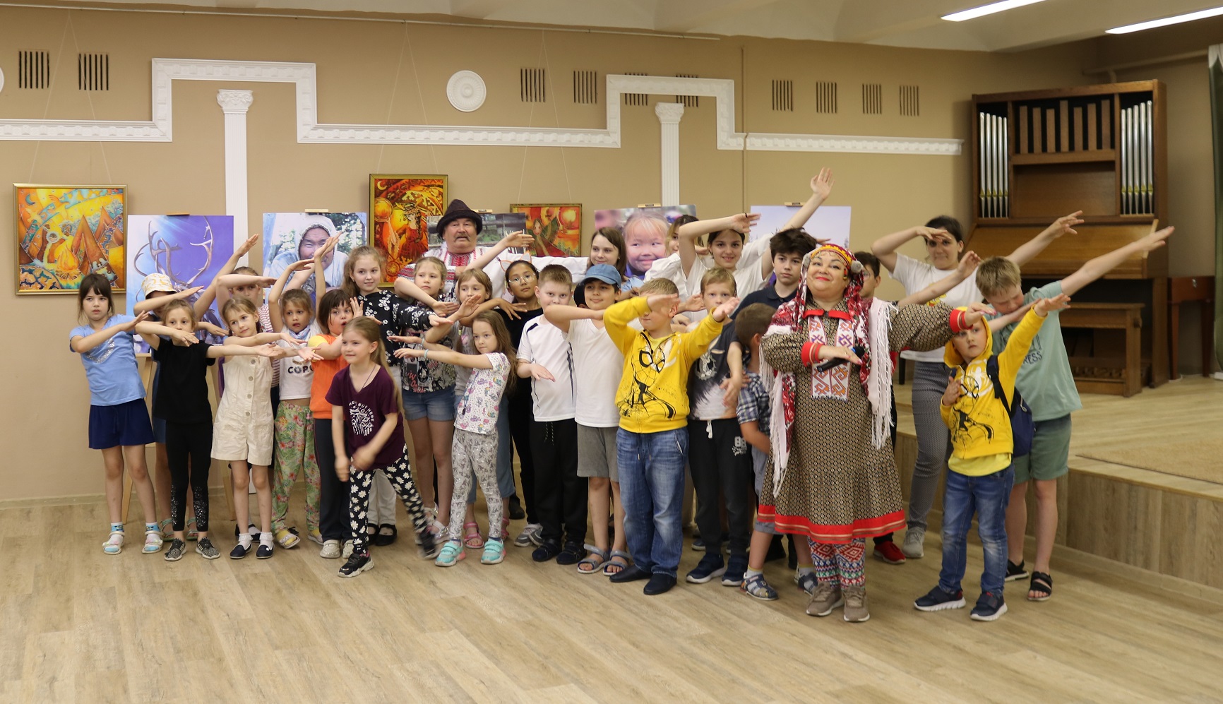 Представители финно-угорских народов с воспитанниками лагеря на общей фотографией